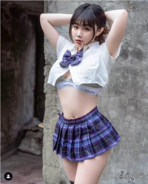 【JK制服大解放】巨乳學妹小九九綁髮驚喜落下，兇猛震撼盡現！探索網路美女的魅力