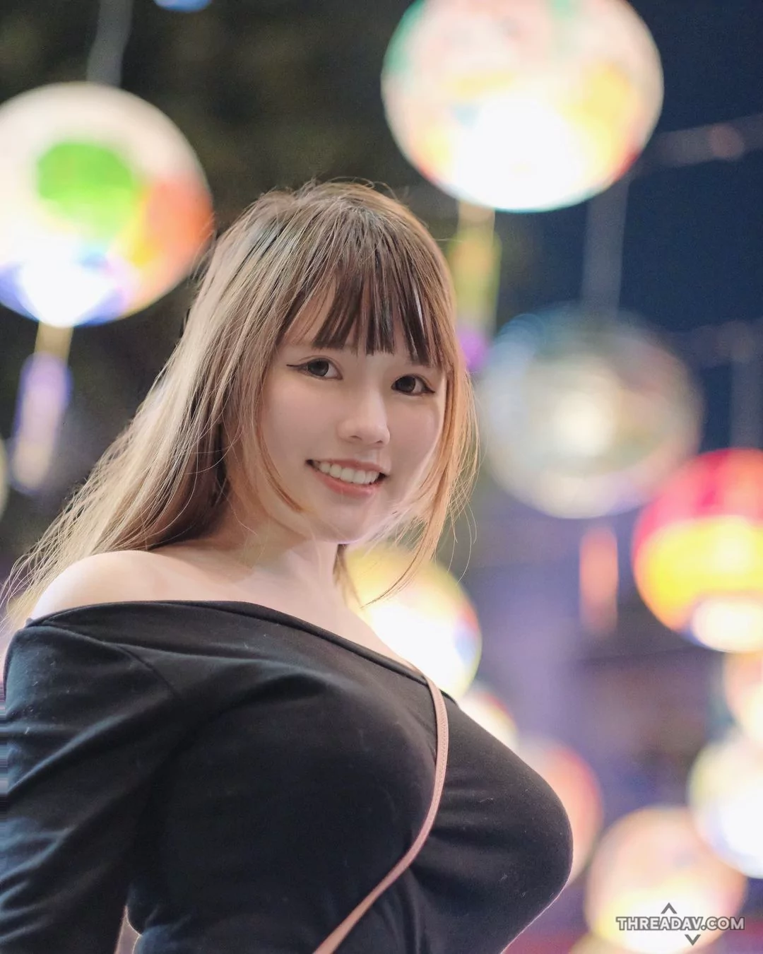 補習班正妹老師巨乳逛花燈，穿著衣服也滿滿魅力 - 網路美女必看！