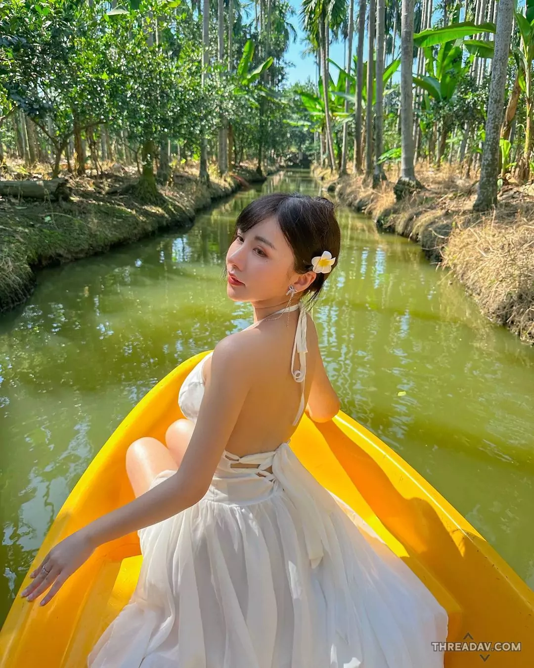 泰國爆乳正妹「念念」辣穿裸背洋裝劃船！粉絲驚呼：美呆了