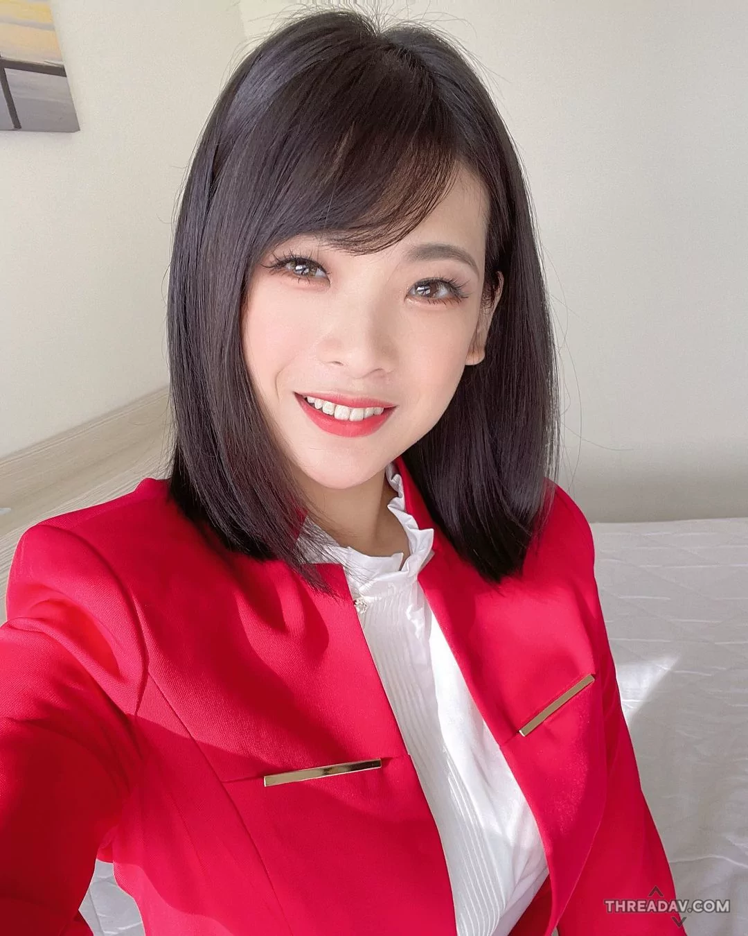 性感OL露露咪的秘密絕招：制服下的「渾圓雪乳」如何助她業績長紅！