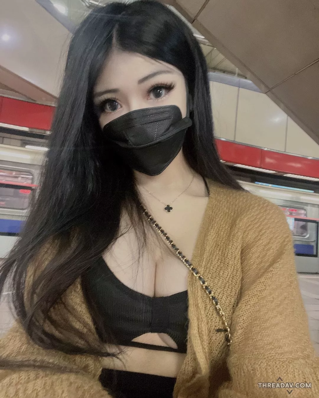捷運驚見！大眼美女中空衣展露完美曲線，網友熱議是否違規？