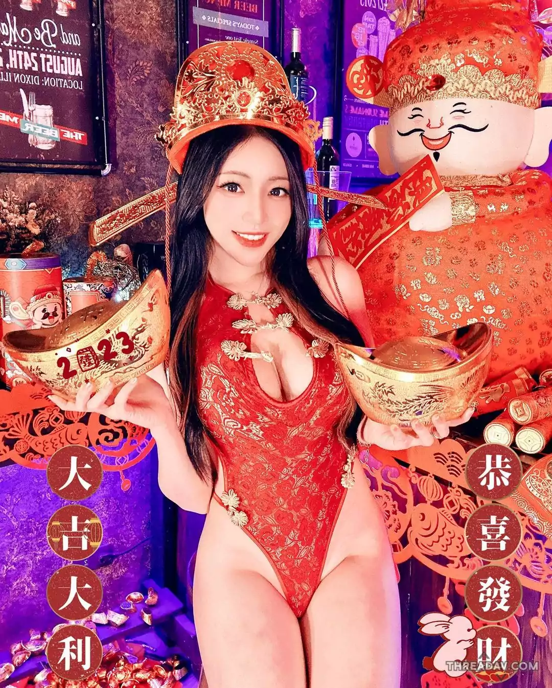 巨乳高衩財神「謝立琪 Kiki」手捧元寶造訪我家！網路美女狂歡中