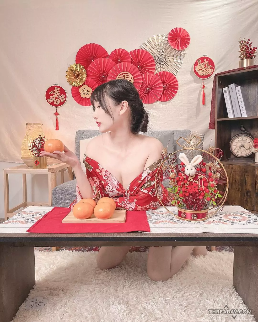 Yvie爆乳祝福！低胸手捧柑橘，網美送粉絲「大吉大粒」新春祝福