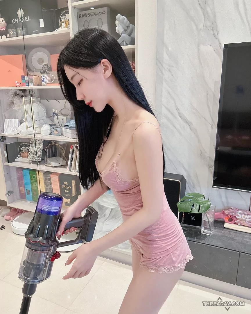「米優Miyo」完美居家女友！爆乳服飾展現超能幹魅力，網友狂讚理想型！