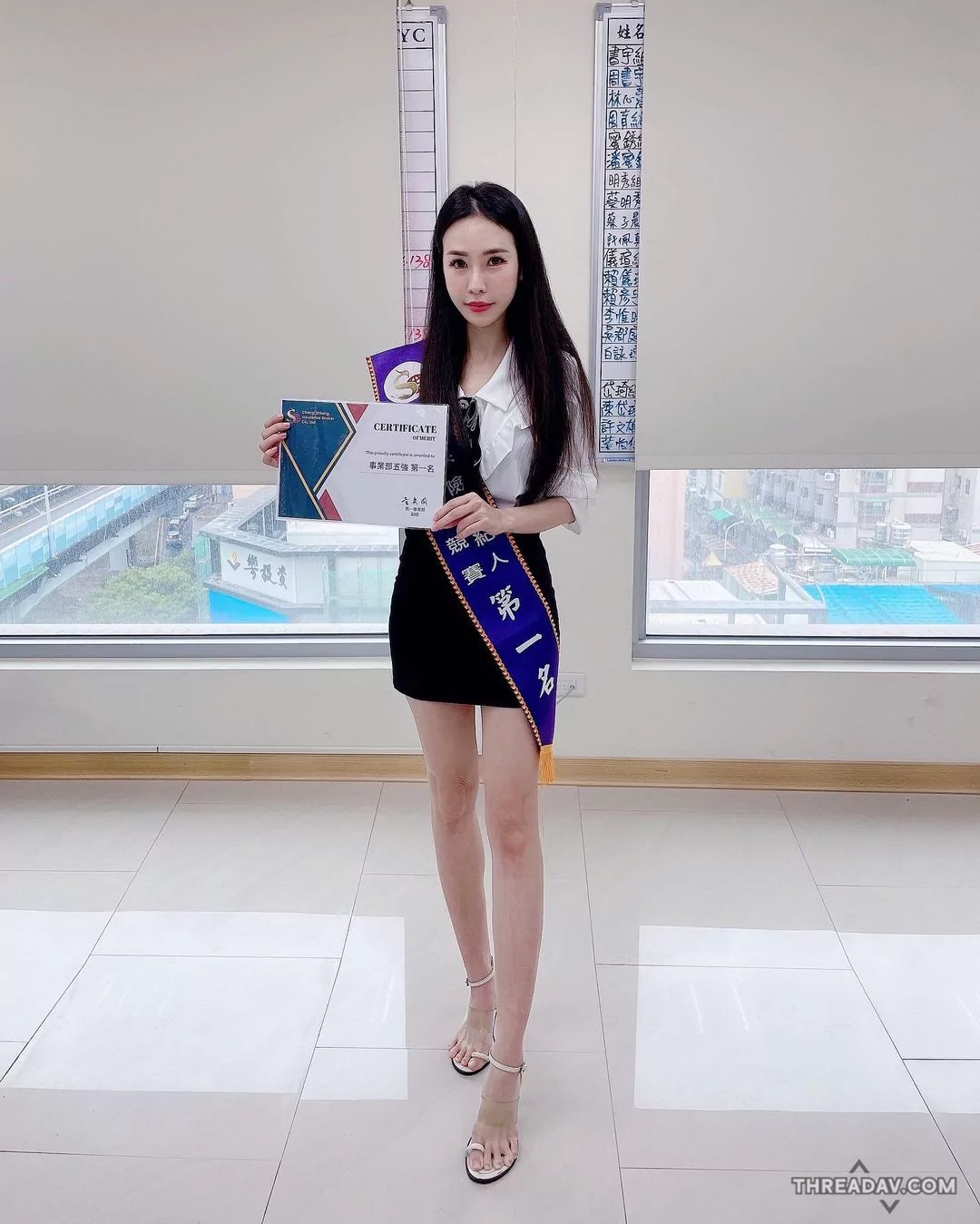 正妹保險經紀人「蕭心雅」窄裙秀出修長美腿，快來看！