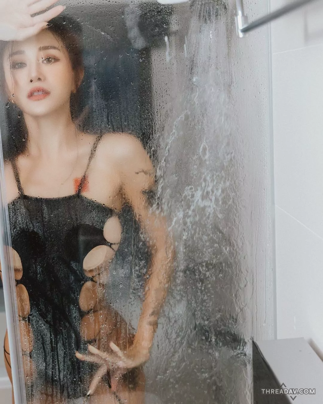 網路美女挑戰極限！「雙囍Lara」乳貼特寫，蜜臀拉丁火辣登場