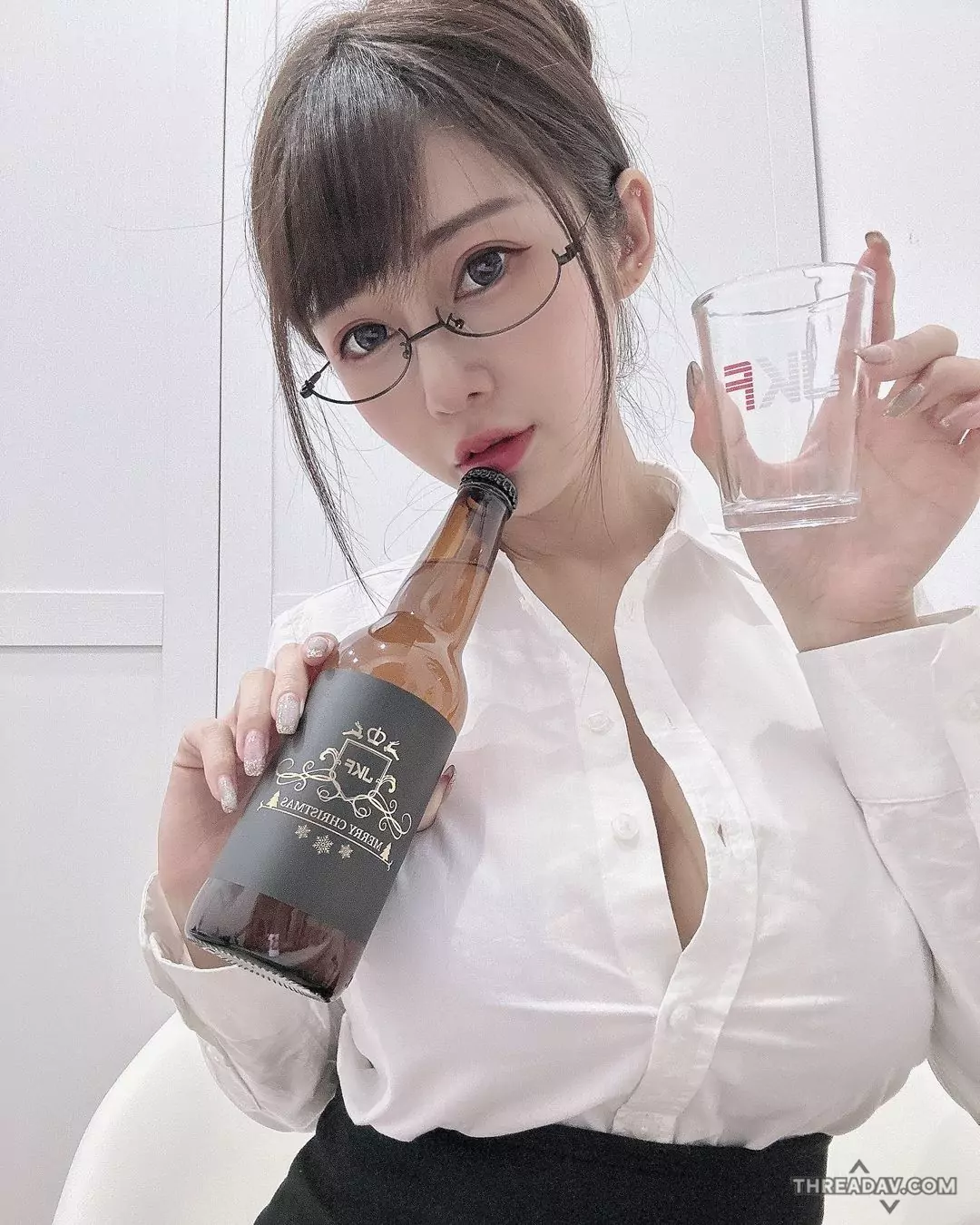 「【爆乳OL】安希巨乳上班族下班喝酒放鬆！爆乳細腰好犯規！」 - 網路美女