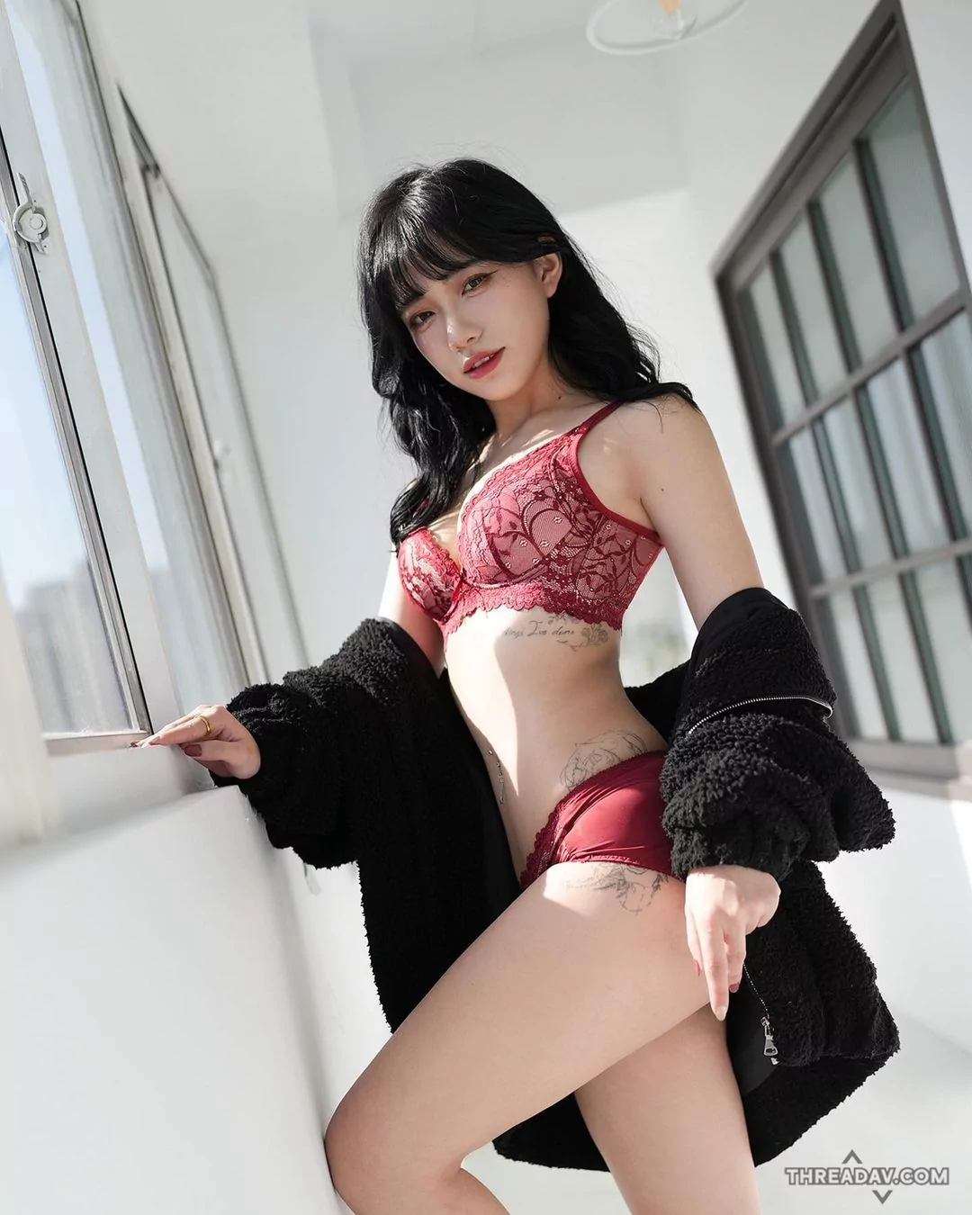 迎春正妹Dory展現火辣曲線，換上紅內衣散發女人魅力！