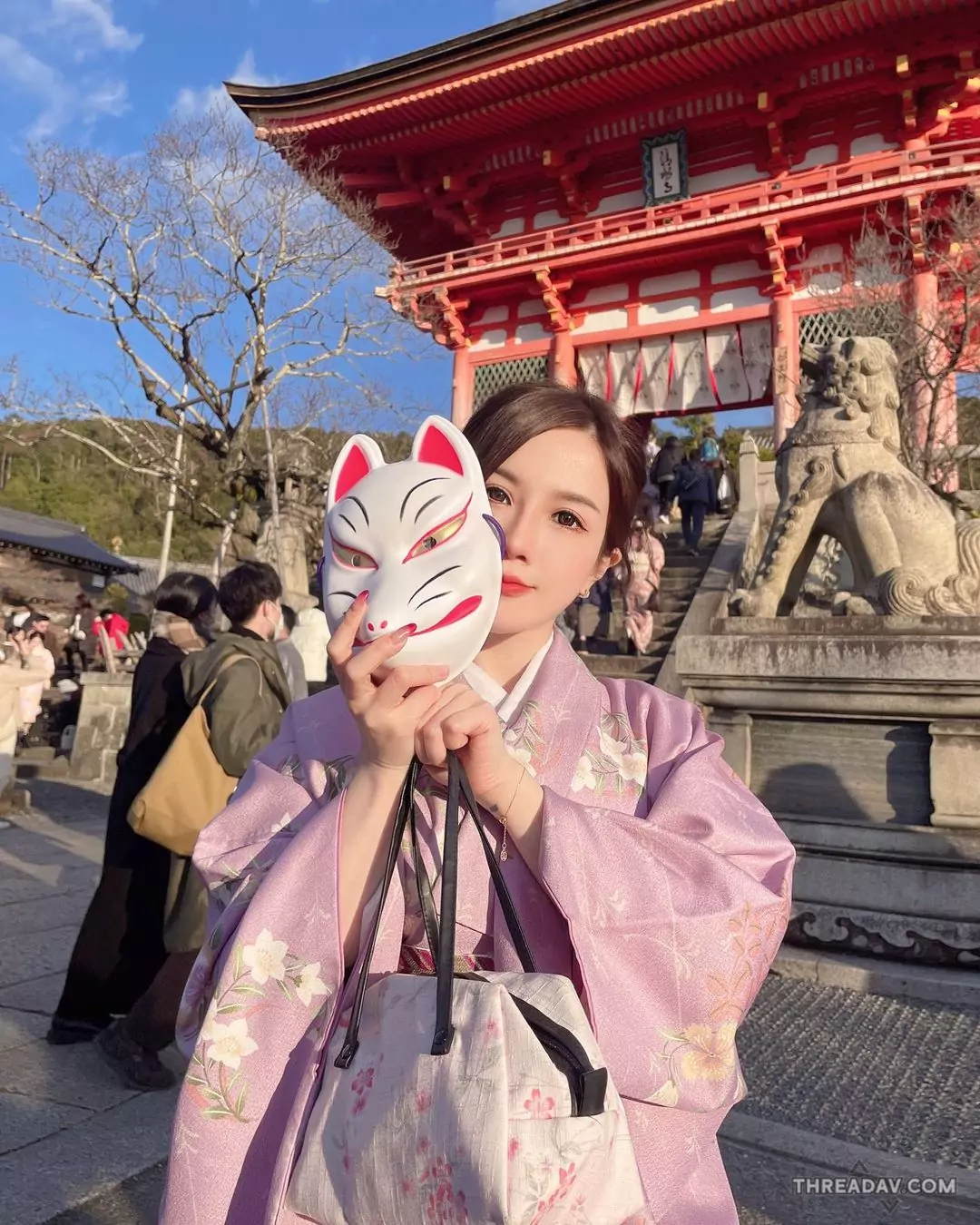 日本櫻花季！「吉寶」和服美女大秀驚人曲線，網友驚呼不已！