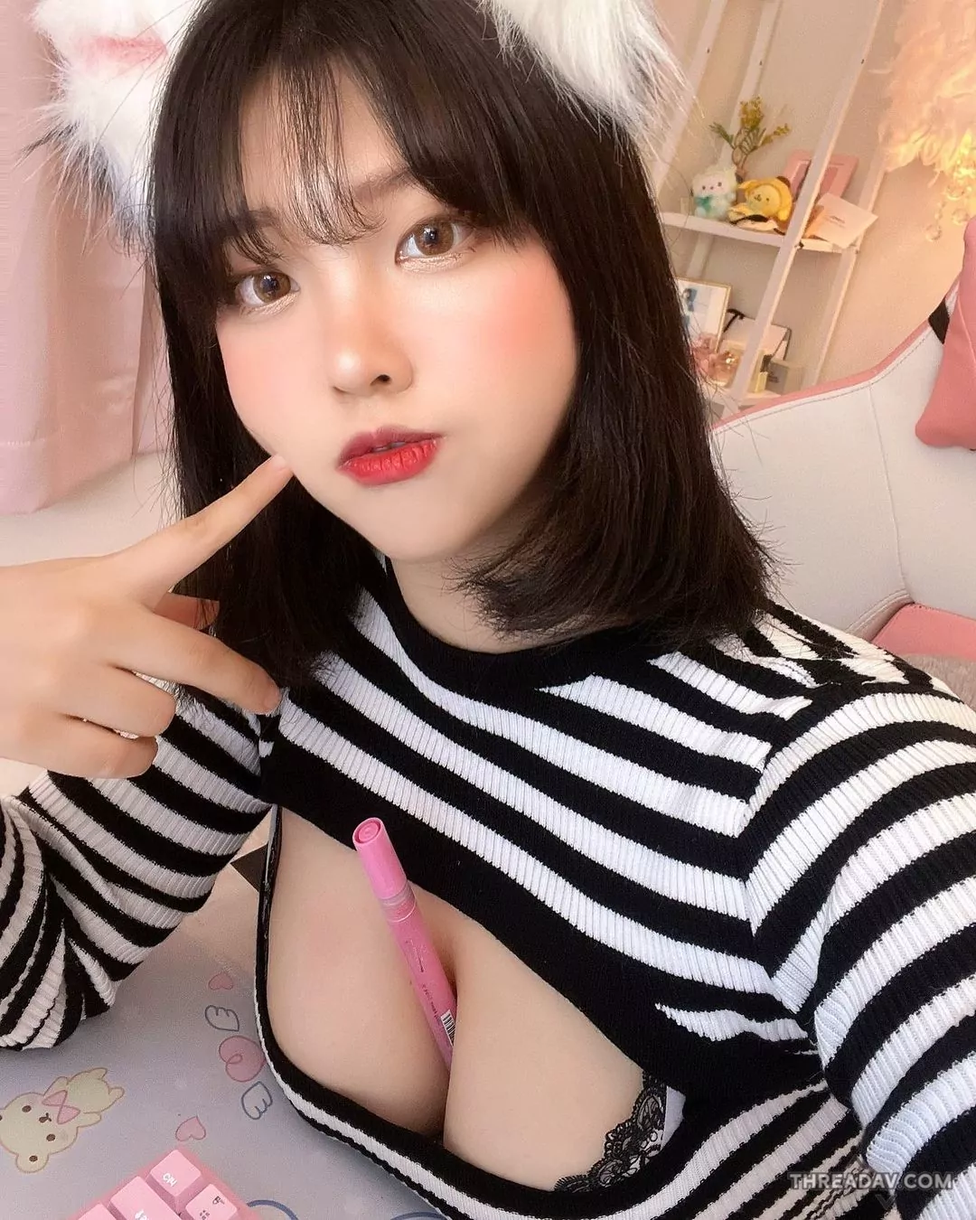 超肉慾「巨乳網紅」褲子破洞全開！當場露出半顆蜜桃驚艷眾人 - 網路美女