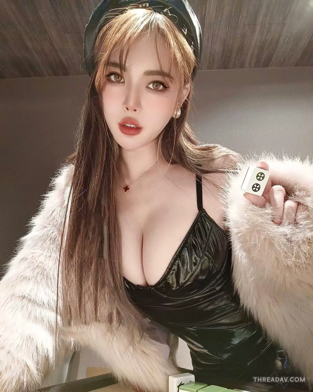 周苗苗爆乳亮相牌桌！網友驚呼「自摸二筒」真相大揭秘