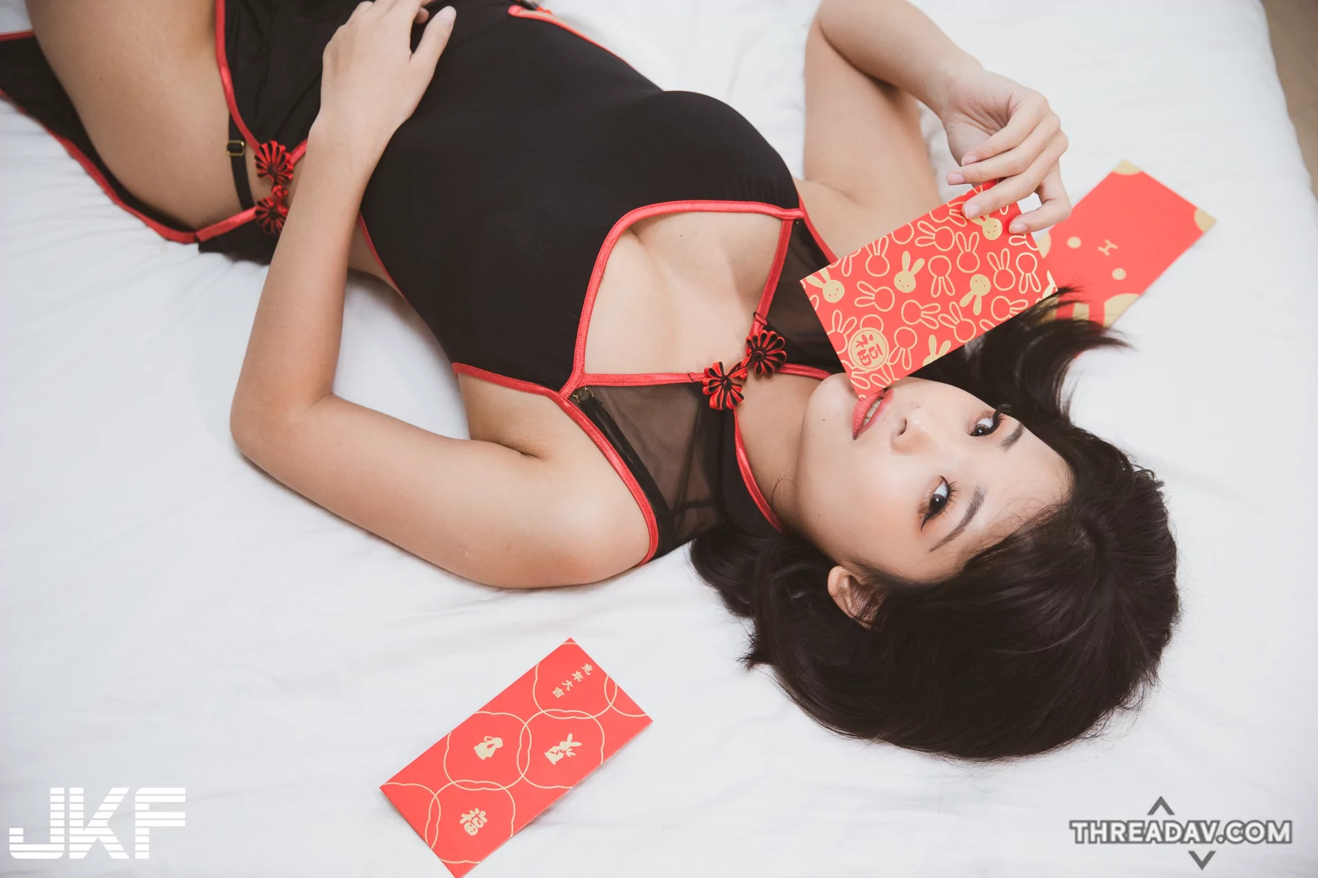 春節迎新：正妹OL「露露咪」性感旗袍秀，火辣美乳翹臀大曝光！