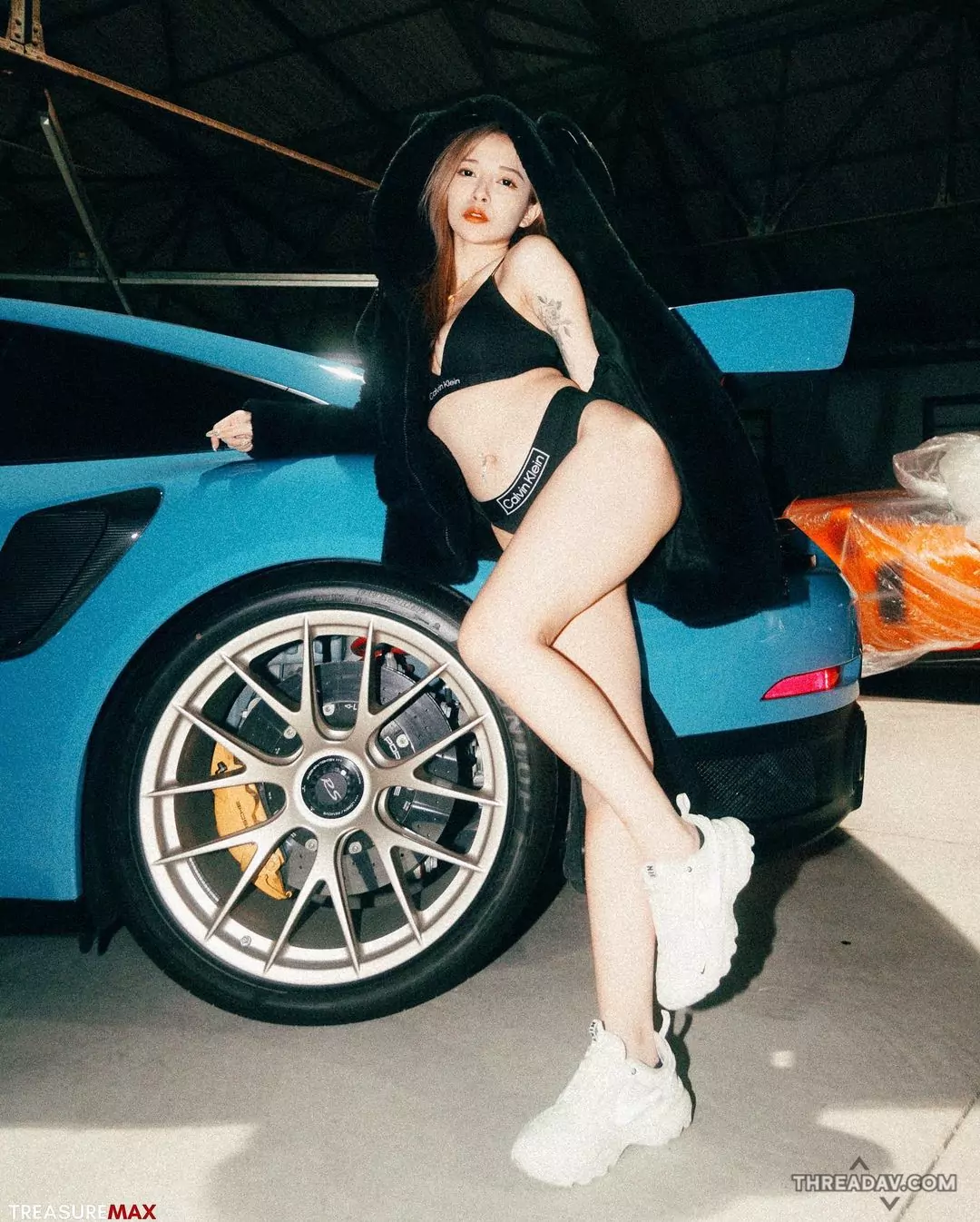 火辣車模「嵐芯語」帶你體驗絕美屁桃，安全帶緊勒大氣囊比GT3還香！