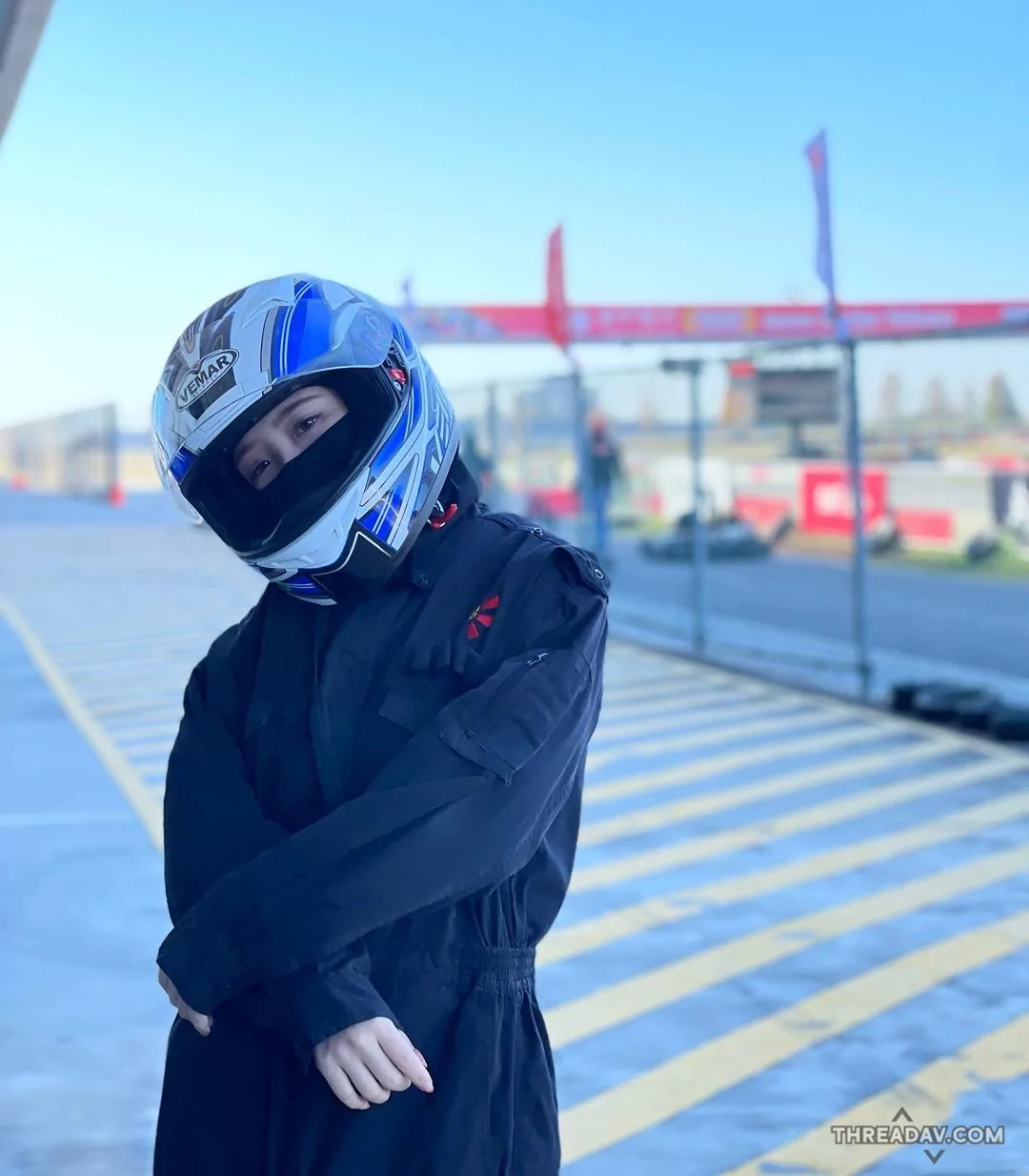 「賽車界的驚喜：揭開安全帽下的性感女車手！」