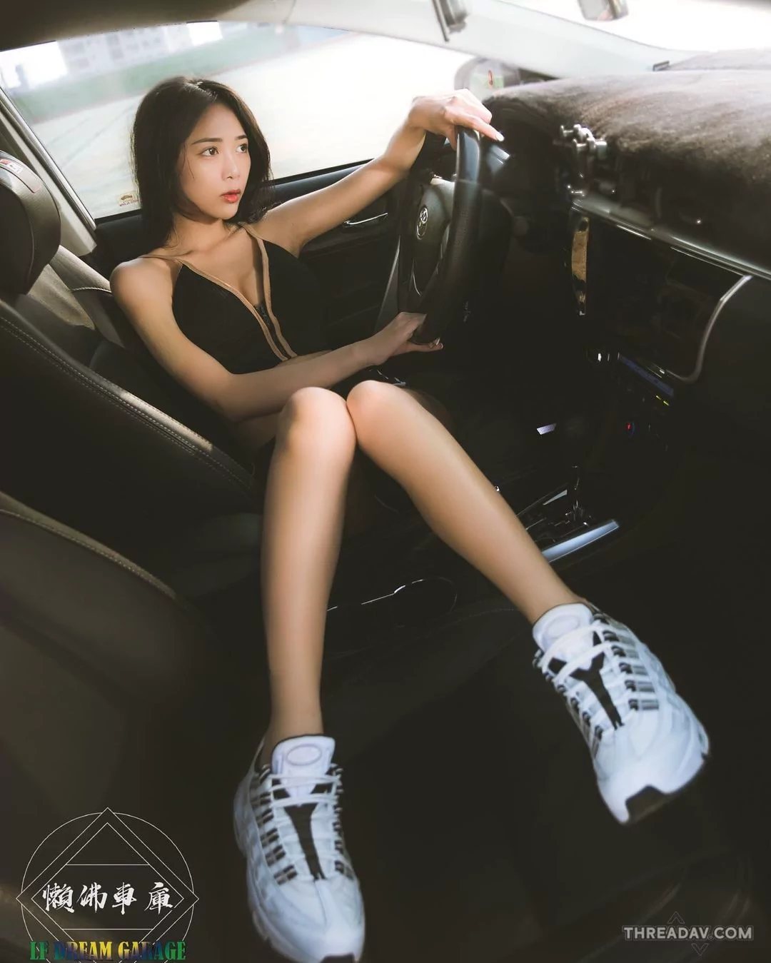 網路美女「九九」駕馭頂配香車展現絕美長腿身形，粉絲狂讚不已！