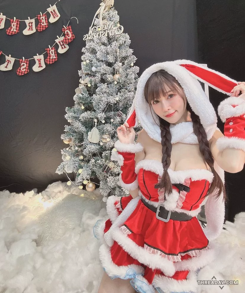 【爆乳女神】安希聖誕兔女郎「低胸狂秀」！網友瘋狂點擊中