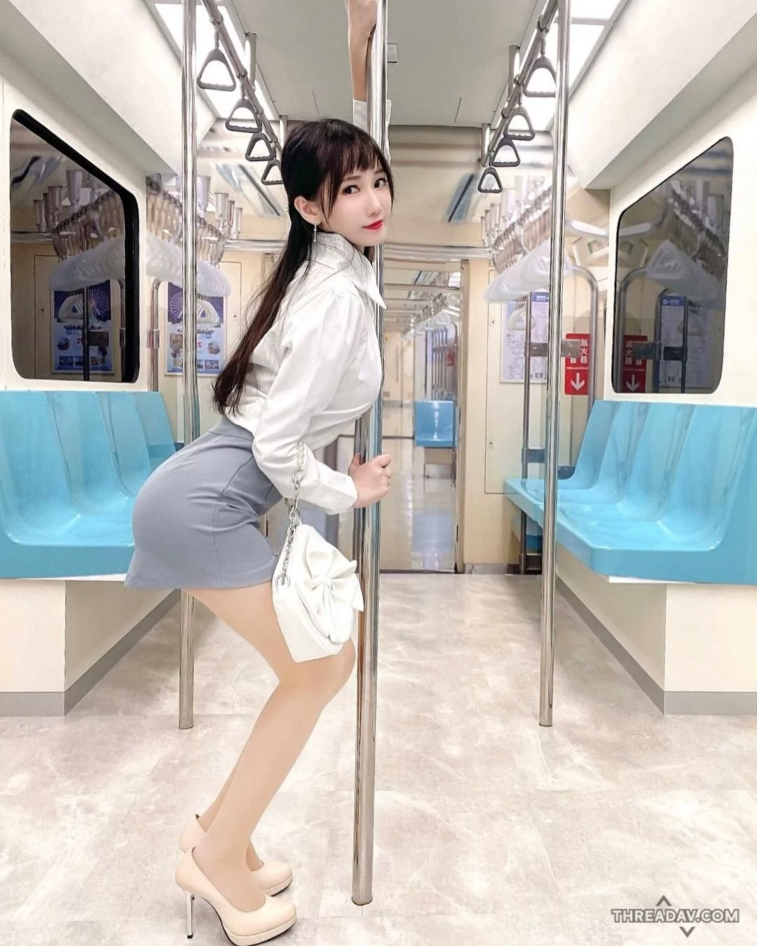 【熱辣視覺】驚見OL「Yvie又又」捷運大跳鋼管舞，穿包臀窄裙秀美腿！ - 網路美女
