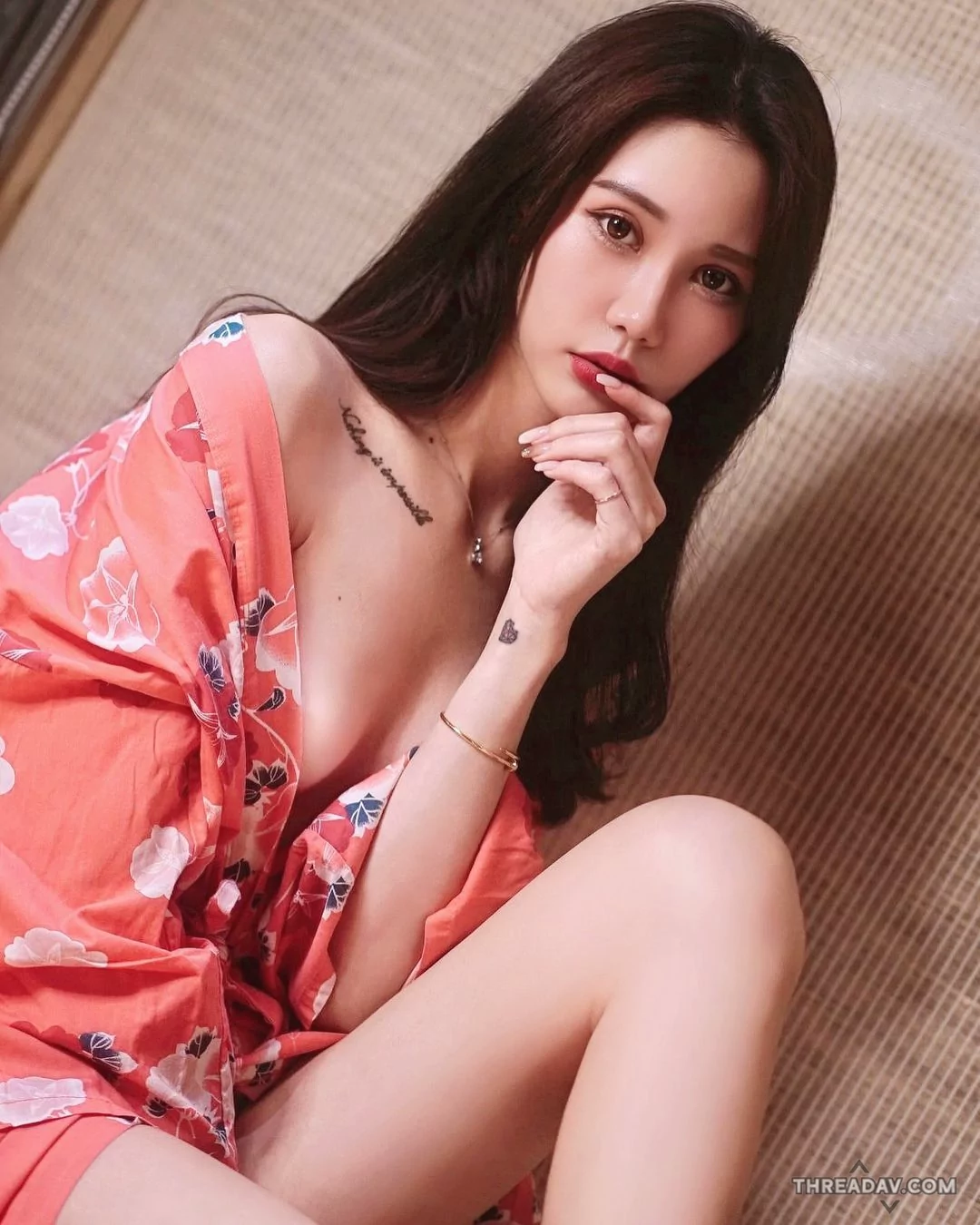 長腿美女宜萱兒浴衣誘惑：香肩與美乳玉腿大公開！