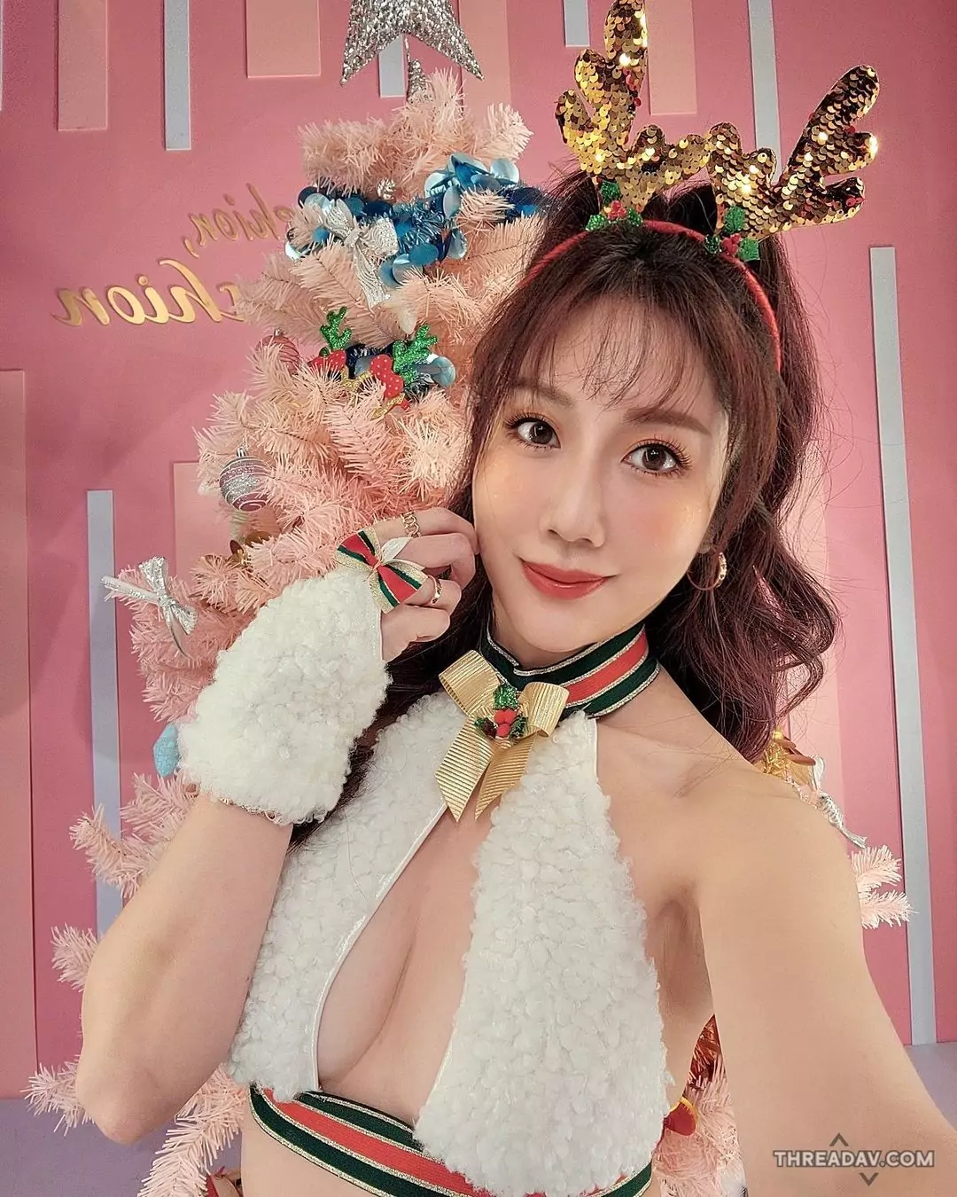 網紅 Jeannine 珍琳挑戰辣聖誕小鹿造型震撼全網！