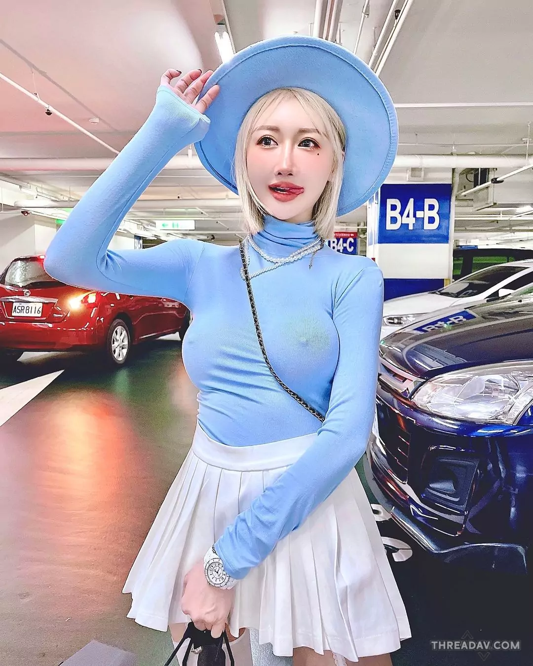 驚艷現場！葉妮妮地下停車場大開車頭燈，行車安全新標準 - 網路美女話題