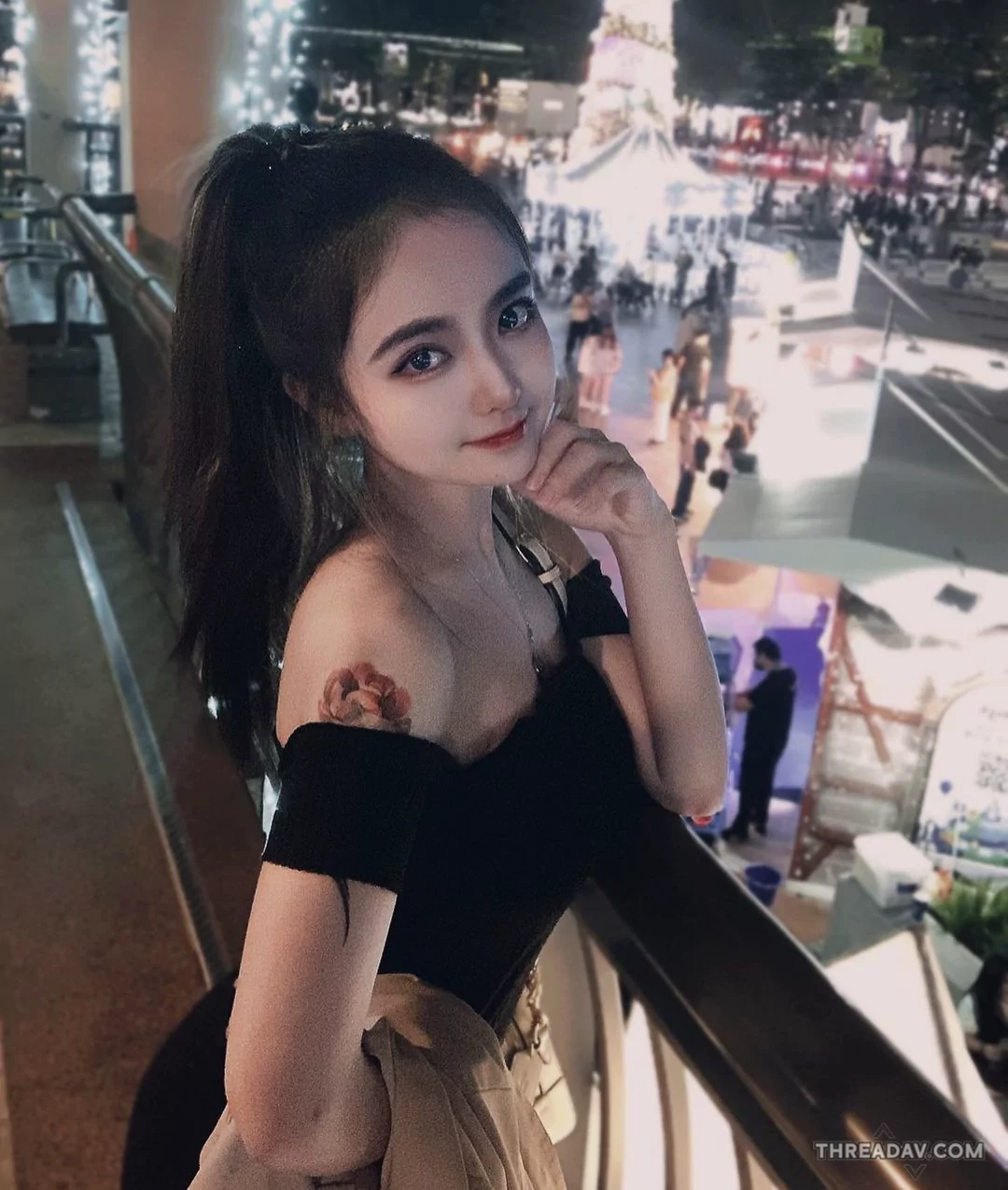 耶誕城大眼美女「晴晴」驚豔亮相，氣質出眾露香肩引眾人目光！