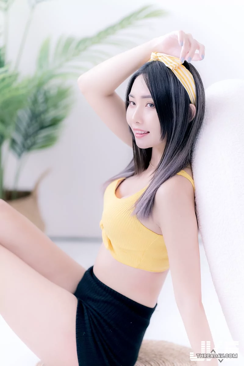 火辣油漆辣妹「Misty」展現超優質S曲線，短上衣下的纖腰引爆目光！