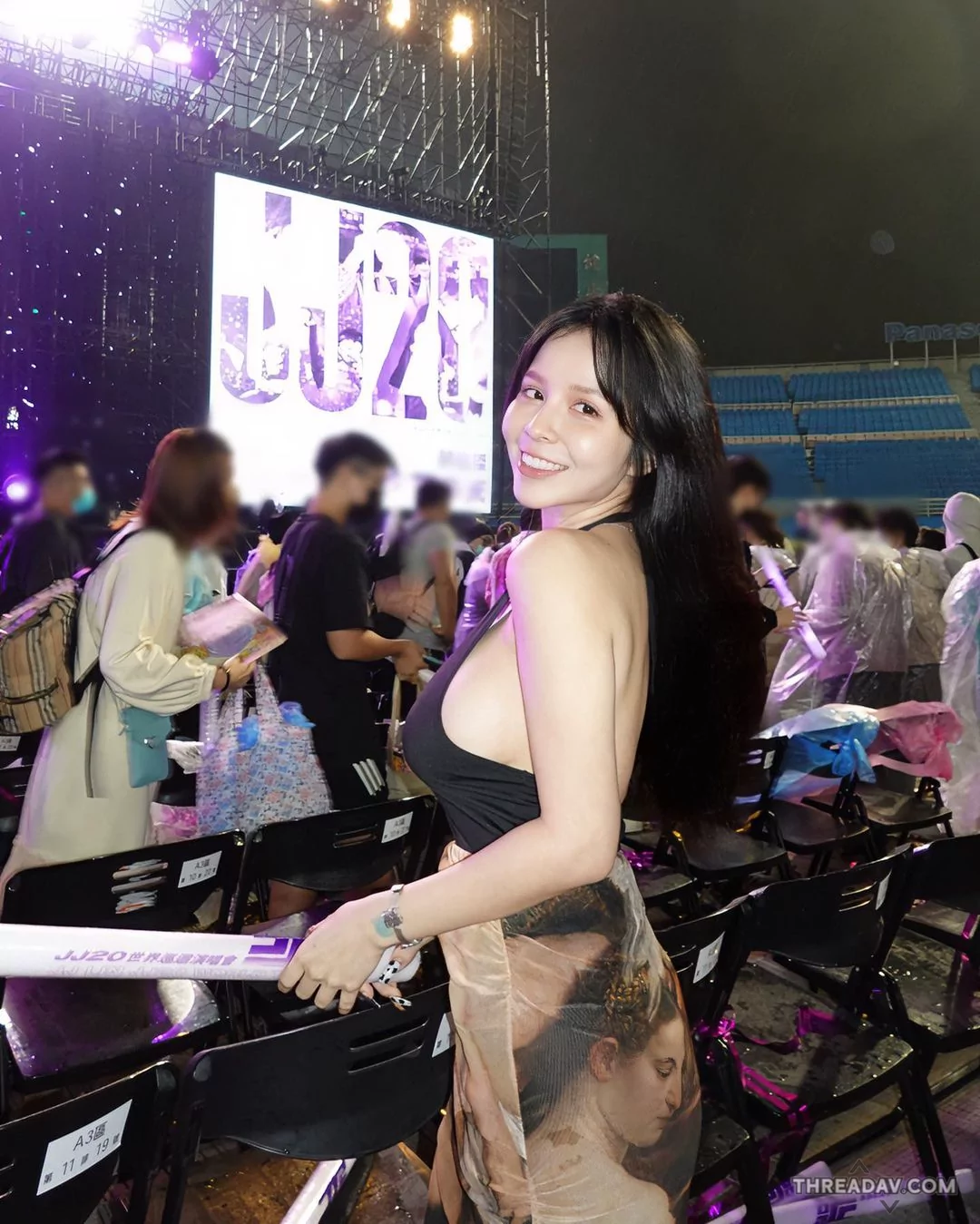 林俊傑演唱會驚見「H奶正妹」！香菱性感透膚戰袍大放送，豐滿雙乳大溢出！- 網路美女