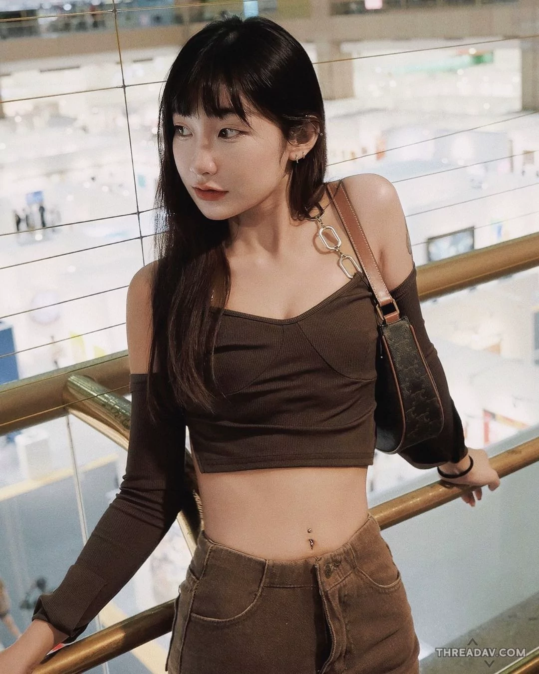 【驚艷空靈】超正點美少女「梗梗」，香肩細腰媚氣回眸！ - 網路美女