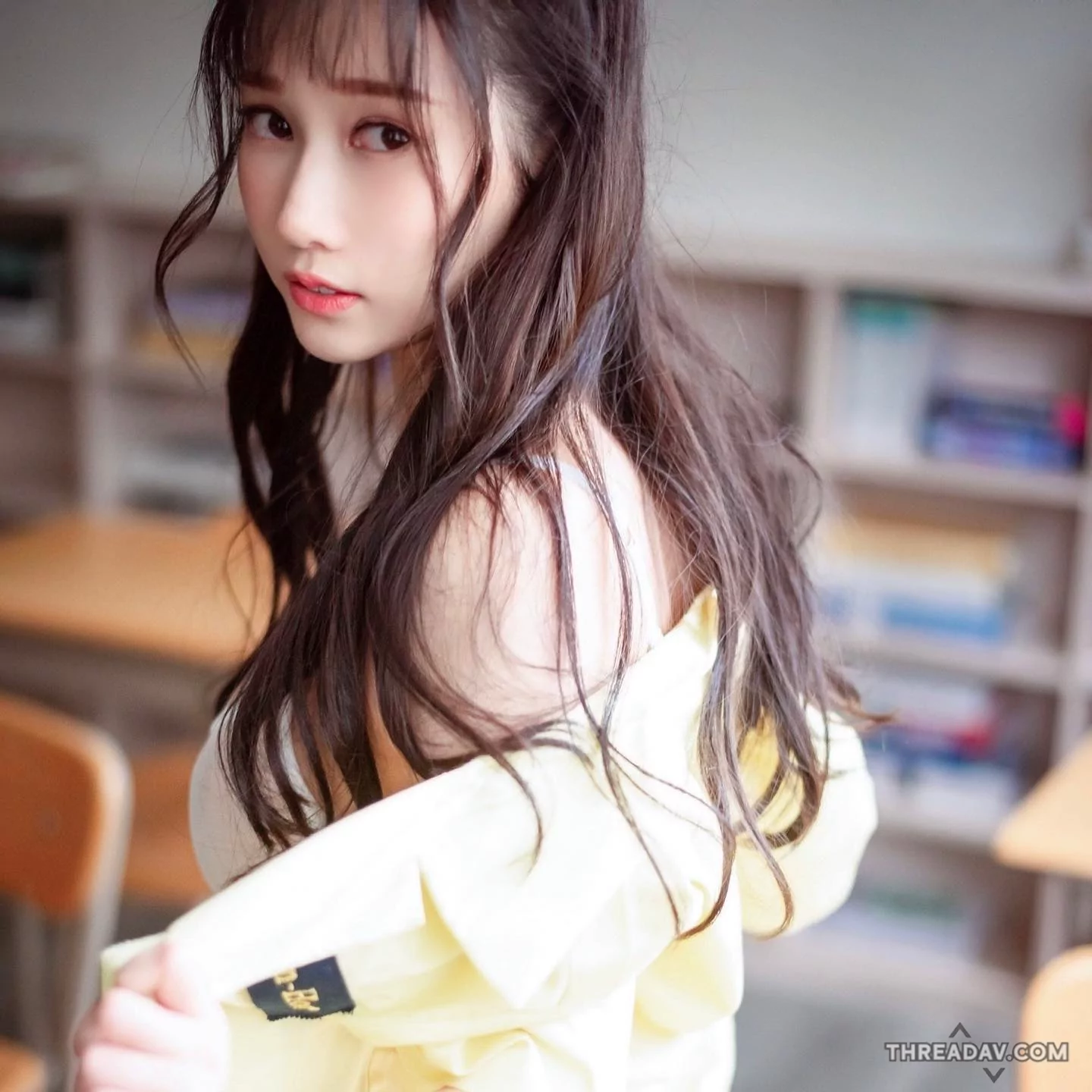清甜學生妹「又又」失控脫下，「鮮嫩屁屁」搭水汪回眸超誘惑！ - 網路美女