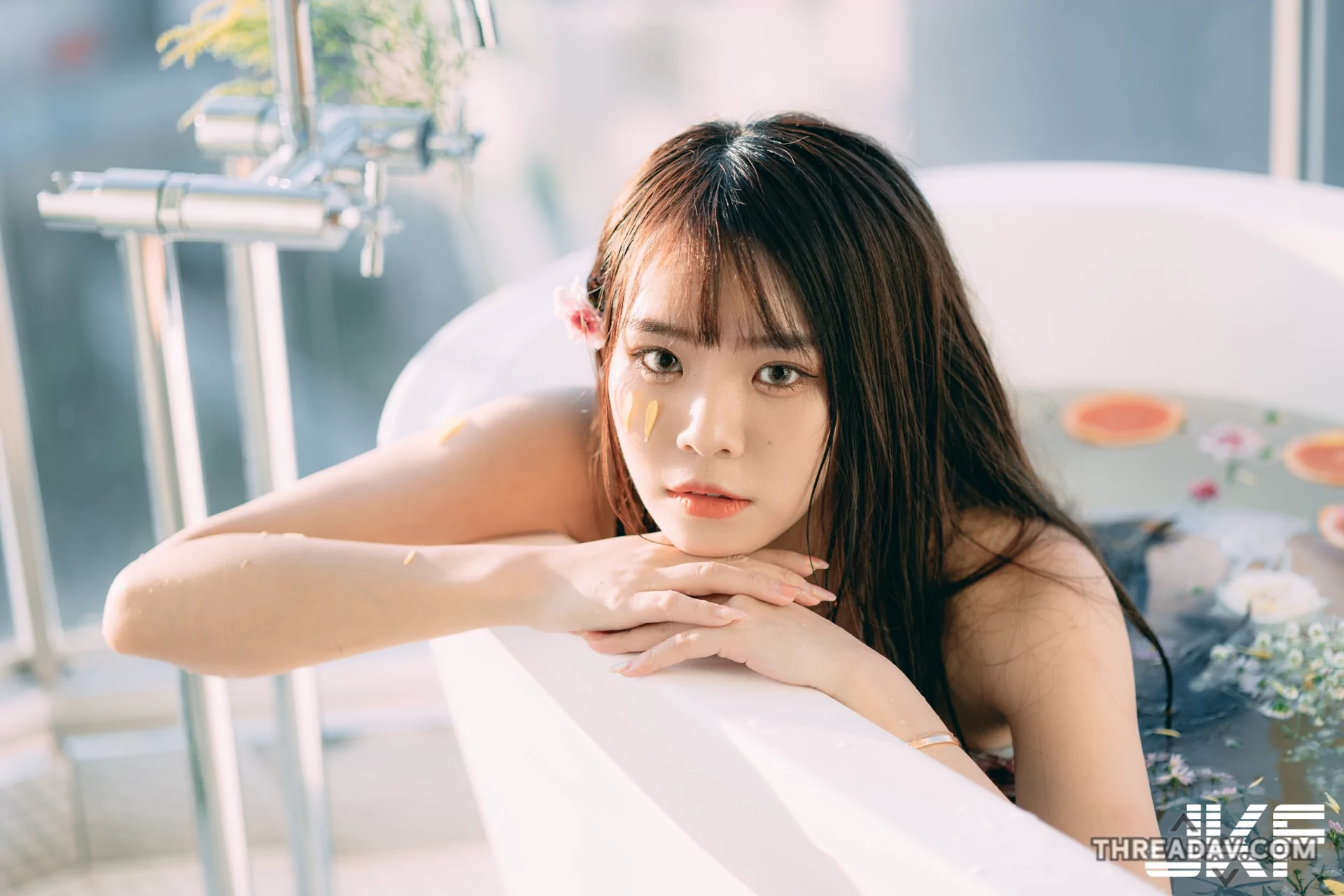 清晨光芒中的美麗瞬間：「晞晞」甜美正妹與鮮花合照，網路美女白皙肌膚引人注目