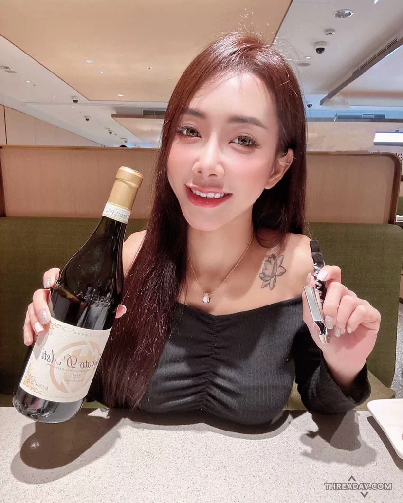 迷人小隻馬「林琦」展示巨乳與腹肌：反差魅力全解析！