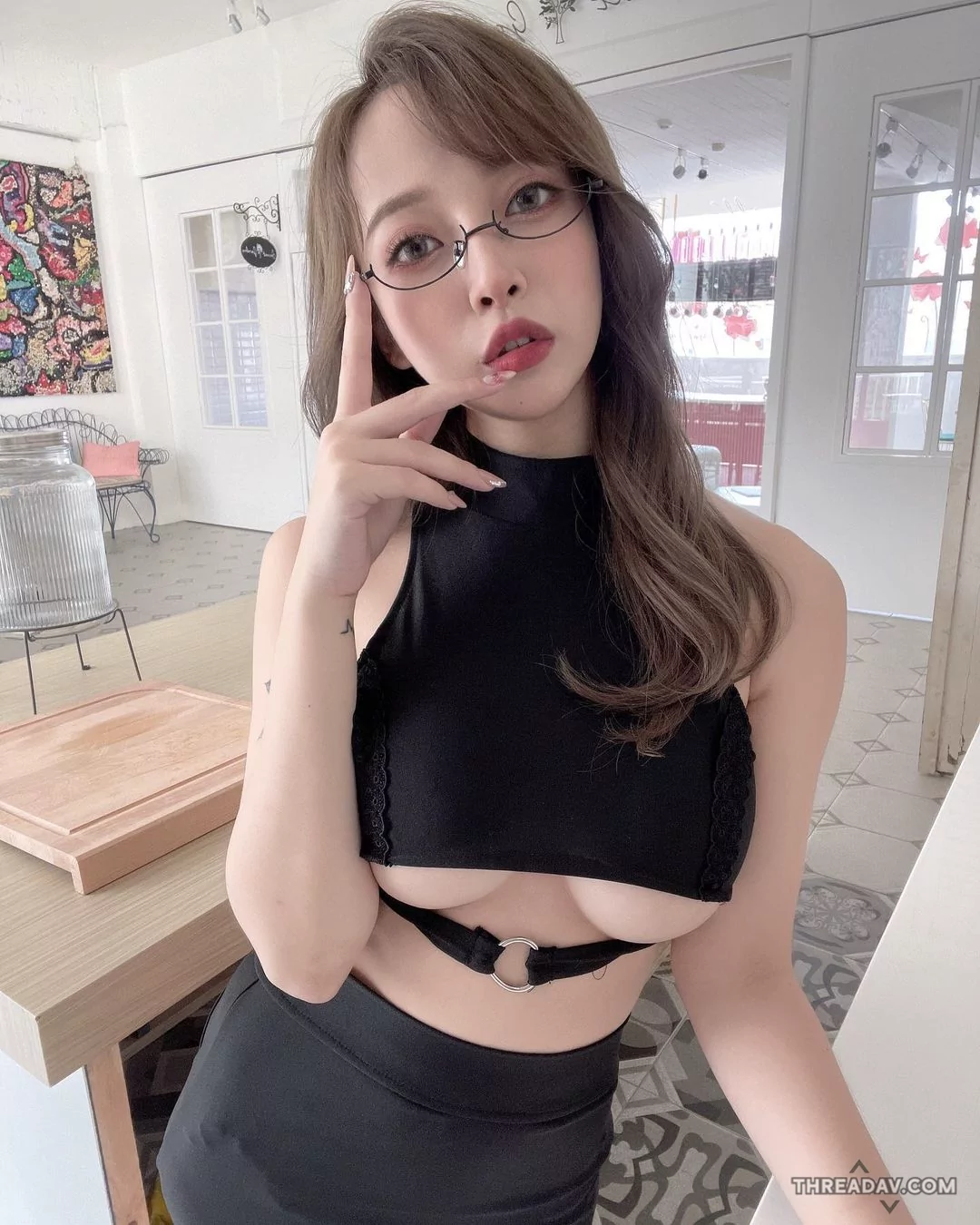 上班時別遇到這樣的同事！「巨乳小隻馬同事」辦公室露下乳