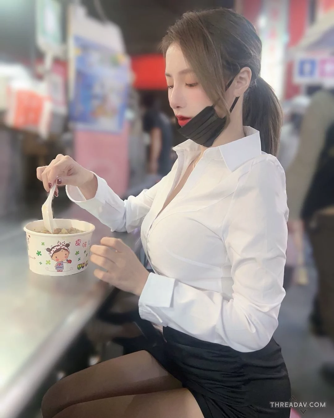 性感OL正妹火辣現身！路邊攤「前凸後翹」風采無法隱藏，絕對領域引爆目光 - 網路美女熱話題