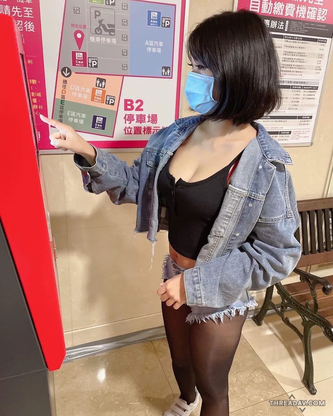 火辣正妹「露露咪」在停車場繳費引關注！黑絲熱褲彎腰畫面太吸睛！