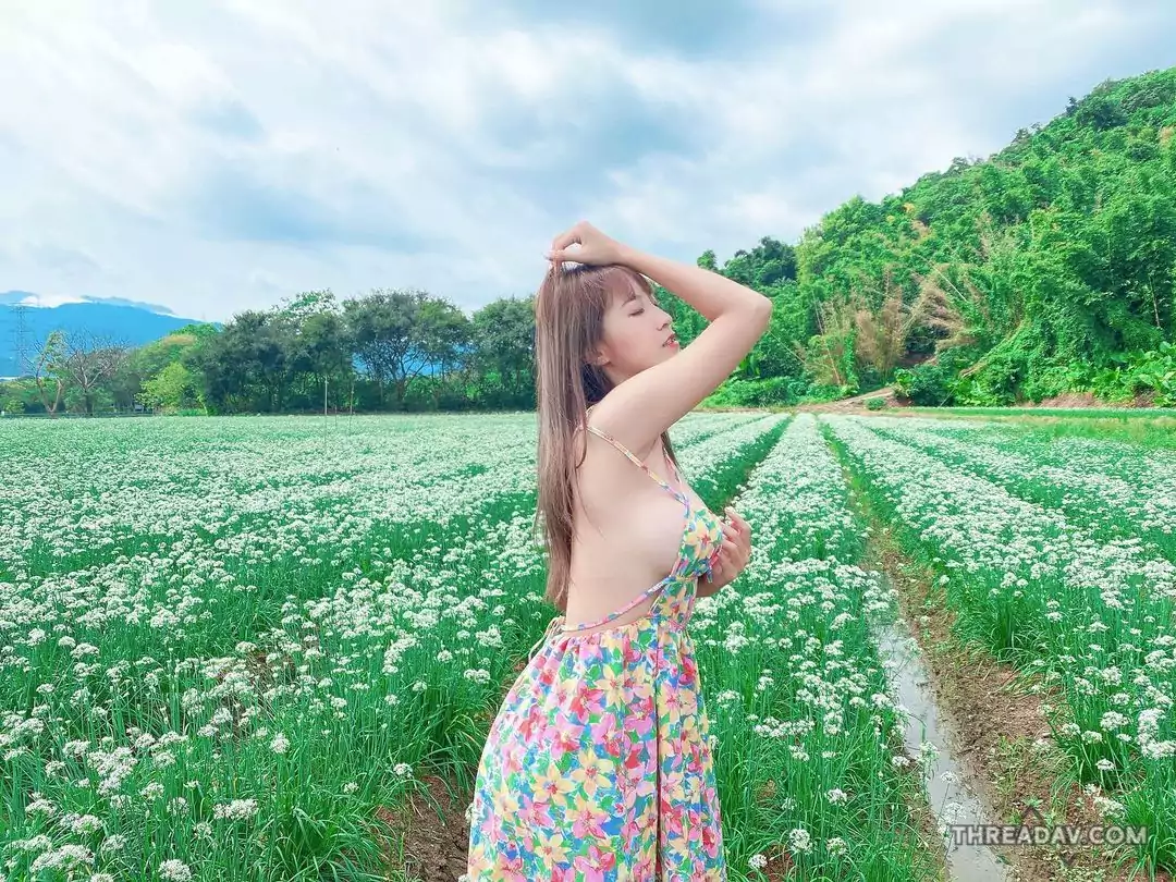 【驚！花海裡白嫩側乳「巨乳洋裝妹」Vina】奶香四溢，網友瘋傳！