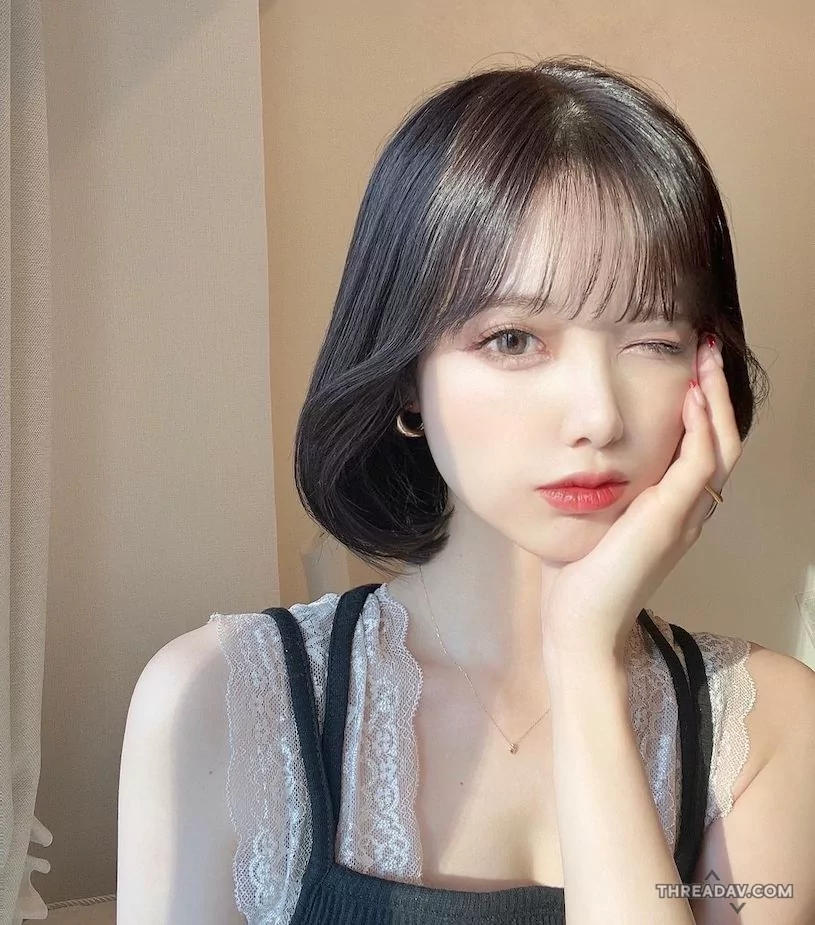 23歲櫻花妹「眼睛大、曲線佳」，背心辣照「視角太迷人」！ - 網路美女