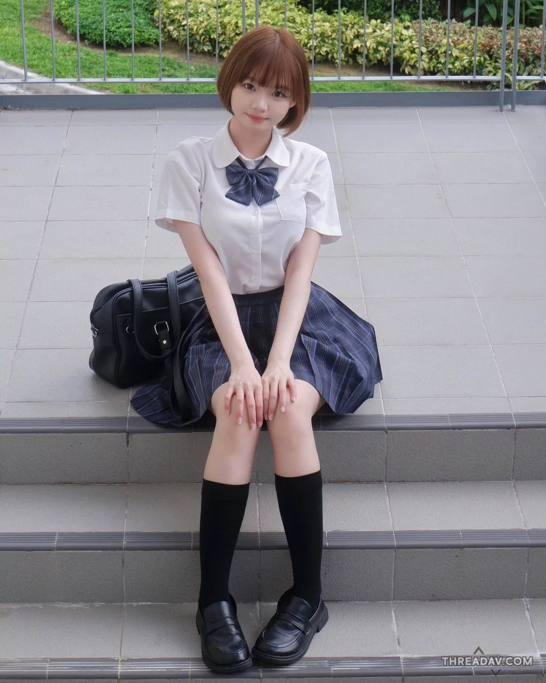 短髮制服美女驚豔變身！性感旗袍展現完美曲線 - 網路美女的反差魅力