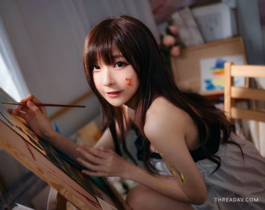 迷人「大眼小畫家」：靦腆笑顏與絕美側臉，粉絲一見鍾情！ - 網路美女