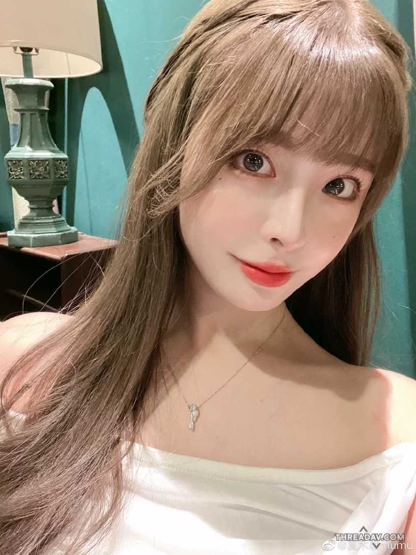 大眼美女「平口裝」展現完美曲線，「迷人肌膚」驚艷全場！ - 網路美女風采
