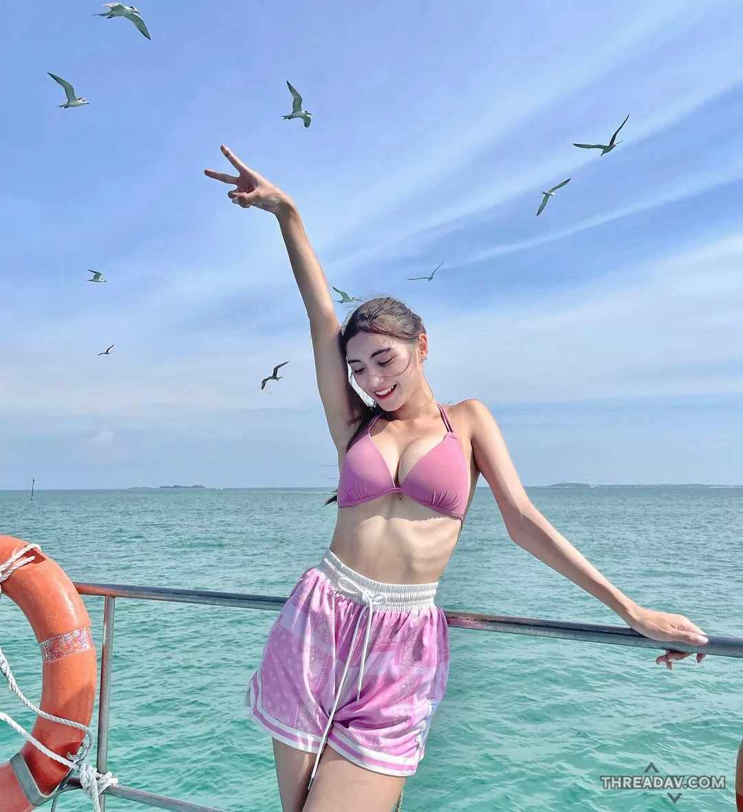 澎湖海邊驚見「台藝大美女」！比基尼展現絕美身材，連海鷗都駐足觀看