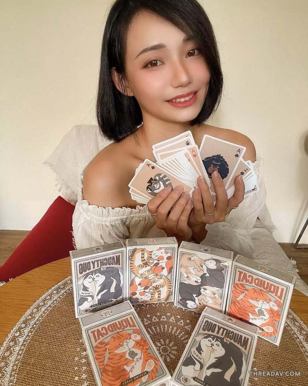 台中正妹寵物溝通師「子涵」，甜美暗黑全都有，身材火辣超犯規！
