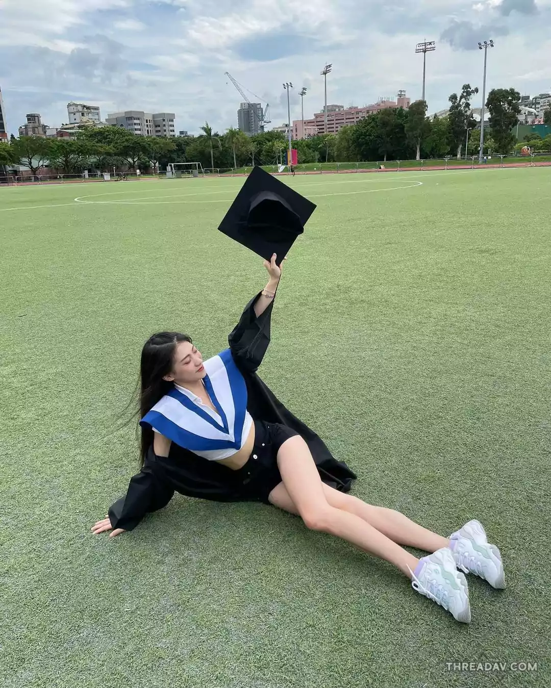 臺北市立大學畢業美女芊茵照片火辣登場！學士袍揭秘白嫩纖腰與迷人美腿！
