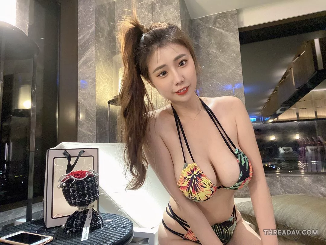 【爆紅巨乳部落客MuMu】度假攜帶大長輩！兇猛比基尼穿搭大公開，負擔有夠沈重必看！ - 網路美女