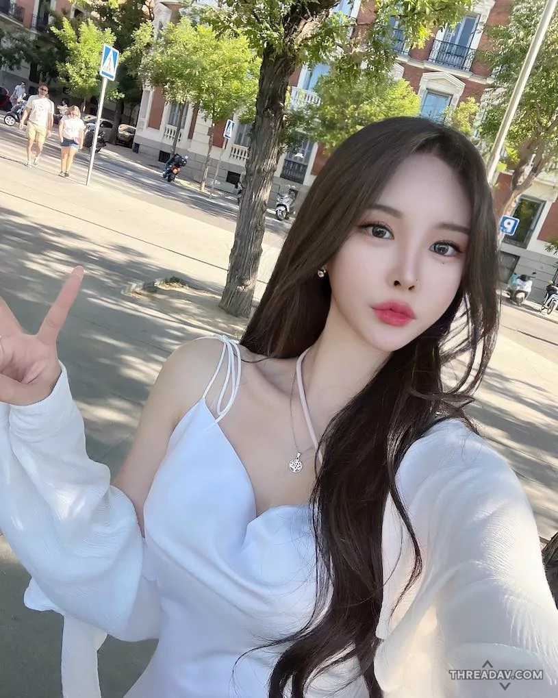 性感老闆娘「胸前開V」火辣迷人，「白皙美乳」完美曲線引人注目！ - 網路美女