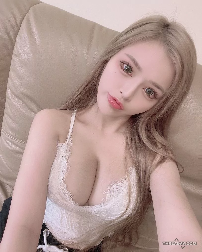 性感美女「布丁」大膽低領洋裝，渾圓美乳驚艷登場！