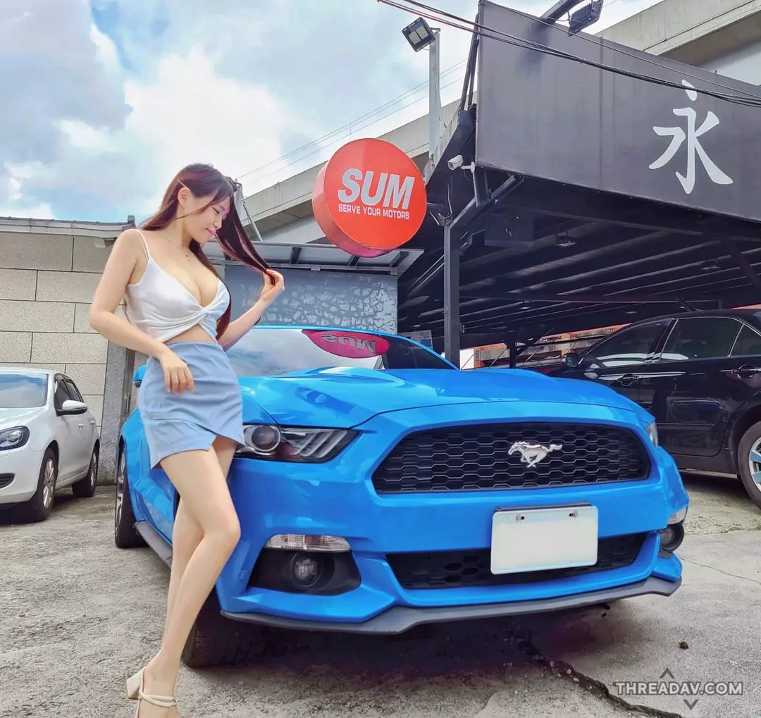 火辣美女「張瑜 Tako」助銷中古車，爆乳簽約讓客戶超滿意！