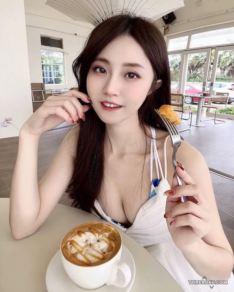 MiMi 佳佳兒深V小洋裝爆乳下午茶，美乳好飽滿！網路美女必看！