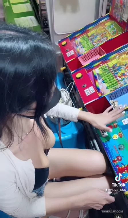 【爆紅影片】寧夏夜市正妹「羅莉Rolly」神技大公開！驚人Q彈力讓人目瞪口呆！