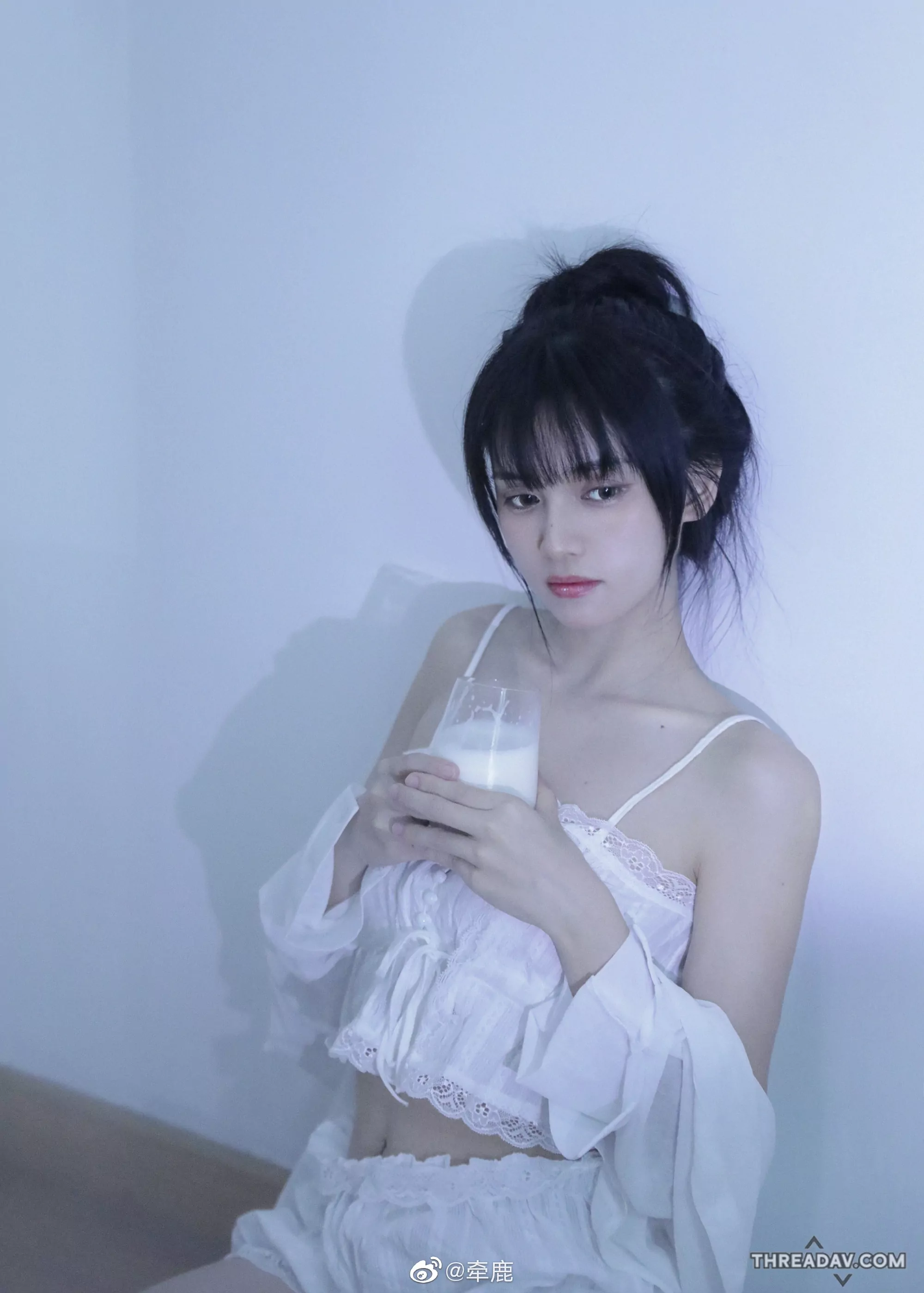 牛奶妹新美照大公開！迷人香肩微撩心機，美出新高度！
