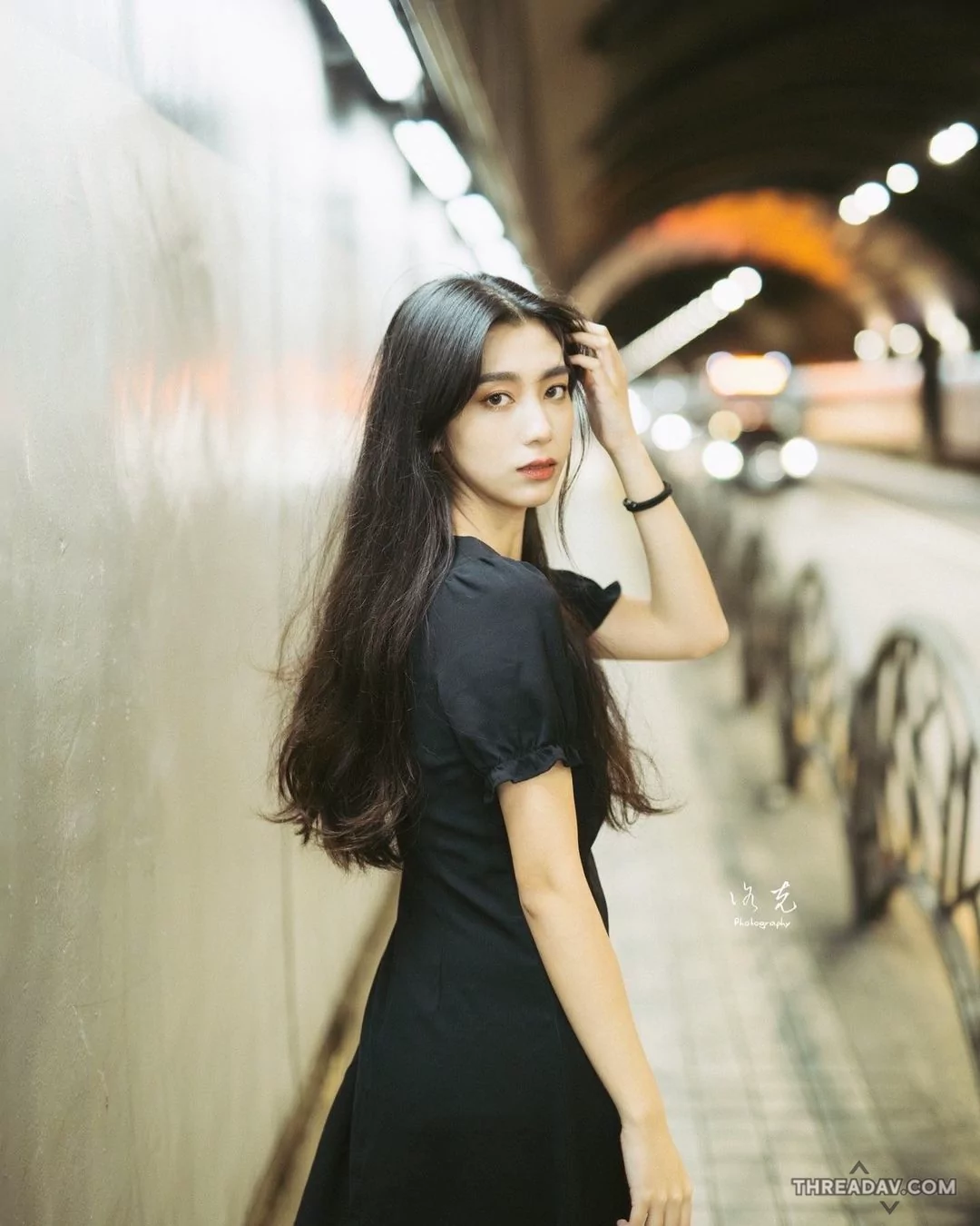 【爆紅正妹！】驚見隧道中的空靈仙女，媚眼回眸超吸睛！- 網路美女